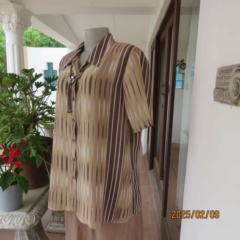 Smart WOOLWORTHS striped short sleeve top in shades of cream-brown. Size 40. New condition