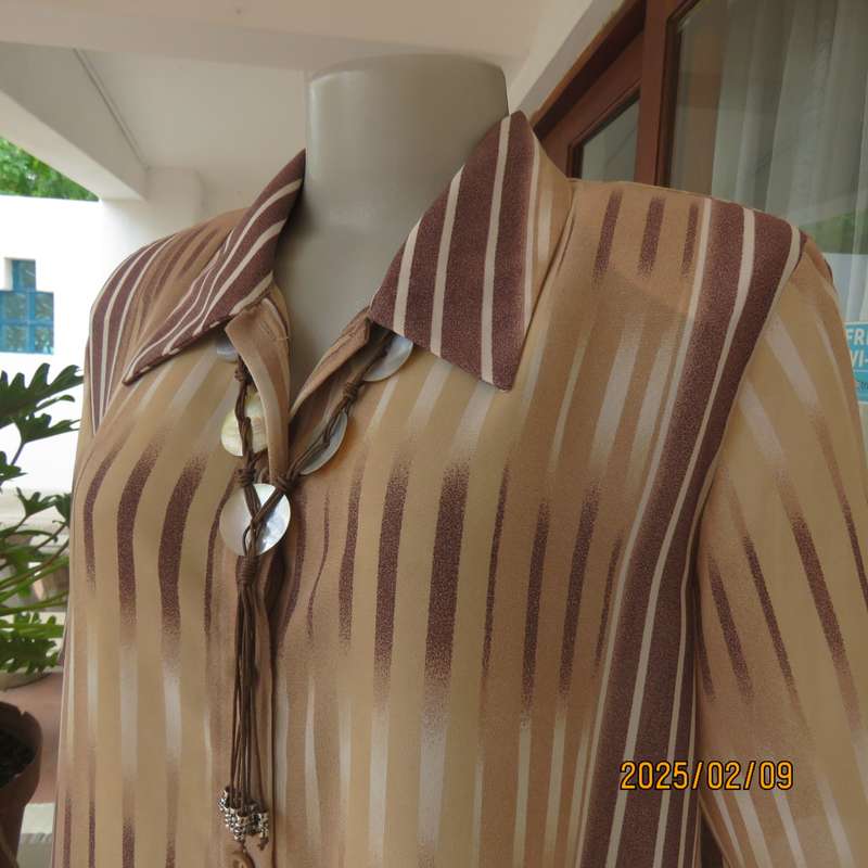 Smart WOOLWORTHS striped short sleeve top in shades of cream-brown. Size 40. New condition