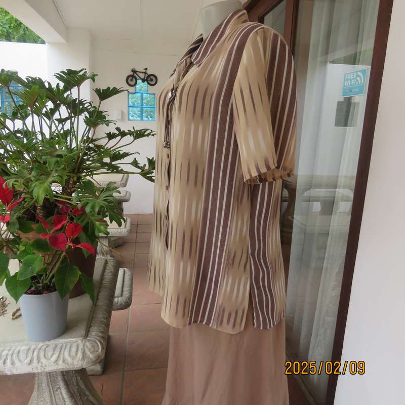 Smart WOOLWORTHS striped short sleeve top in shades of cream-brown. Size 40. New condition