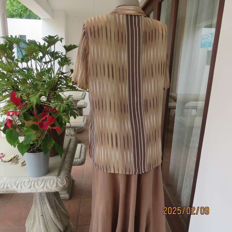 Smart WOOLWORTHS striped short sleeve top in shades of cream-brown. Size 40. New condition
