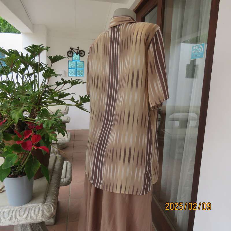 Smart WOOLWORTHS striped short sleeve top in shades of cream-brown. Size 40. New condition