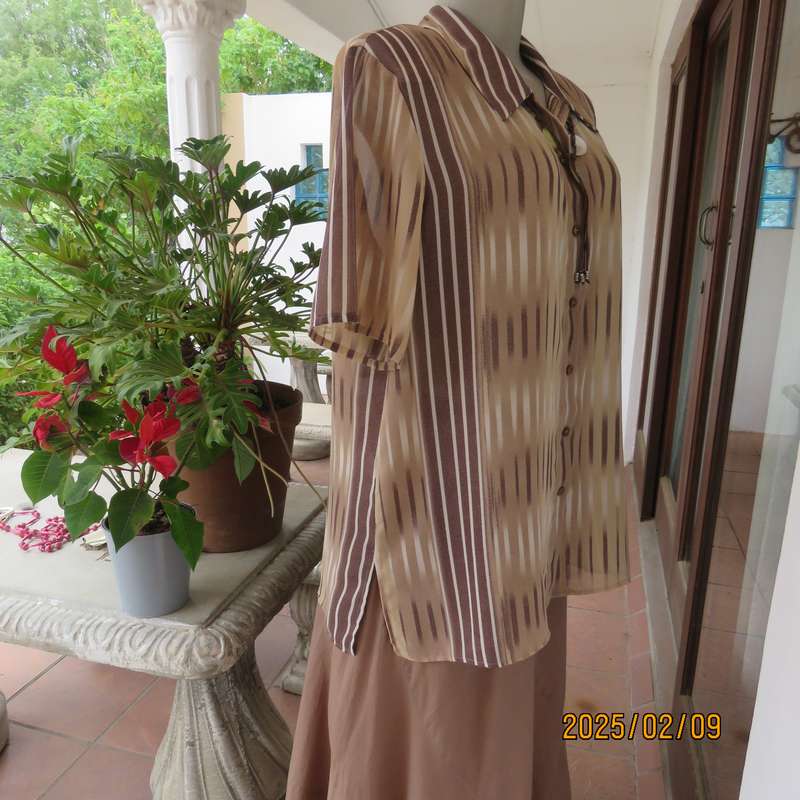 Smart WOOLWORTHS striped short sleeve top in shades of cream-brown. Size 40. New condition