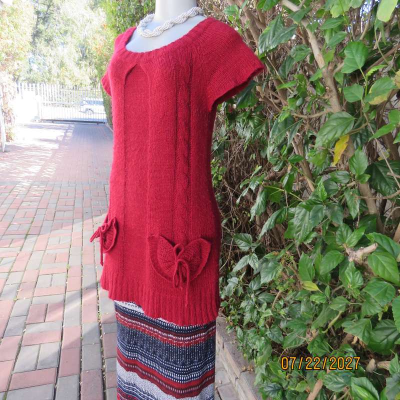 BSLQ red wool-acrylic knit long scooped neck top size 36. Unique pockets.