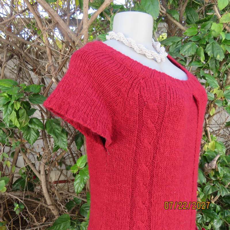 BSLQ red wool-acrylic knit long scooped neck top size 36. Unique pockets.