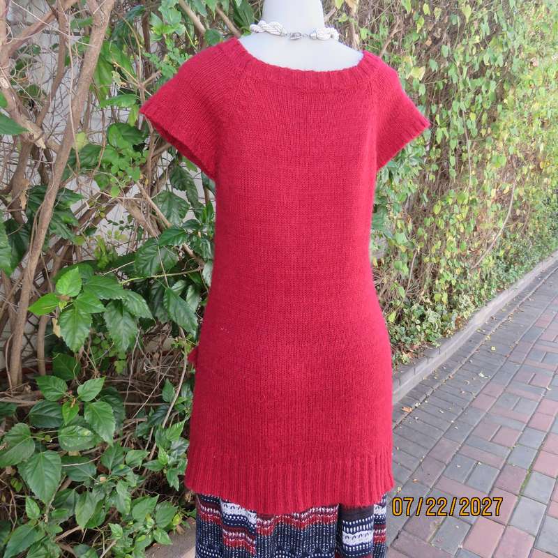 BSLQ red wool-acrylic knit long scooped neck top size 36. Unique pockets.