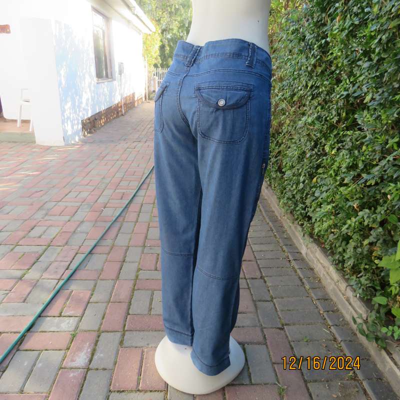 Amazing light weight blue denim jeans by KELSO size 36. Pretty pockets. Decorative stitching. As new