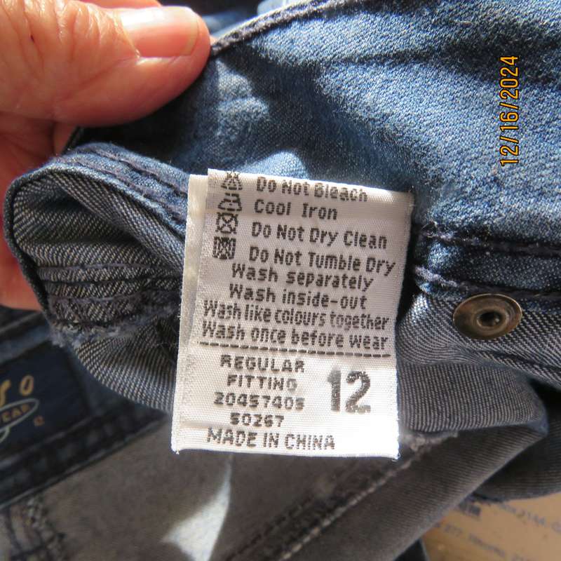 Amazing light weight blue denim jeans by KELSO size 36. Pretty pockets. Decorative stitching. As new