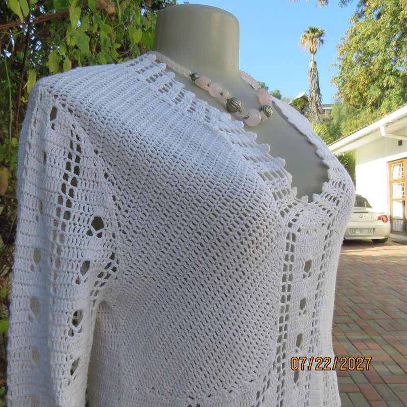 QUEENSPARK white crochet long sleeve top in cotton yarn. Size 38.