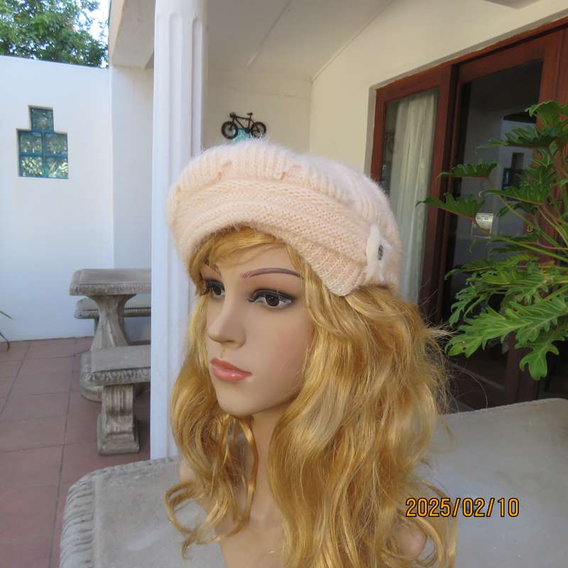 Winter winner. Rich cream acrylic knit beret-cap with mohair look. Stretch.Warm inner.New