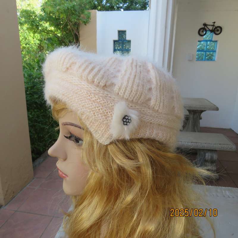 Winter winner. Rich cream acrylic knit beret-cap with mohair look. Stretch.Warm inner.New