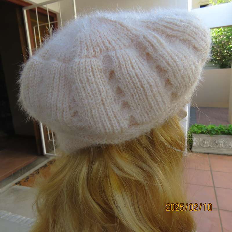 Winter winner. Rich cream acrylic knit beret-cap with mohair look. Stretch.Warm inner.New