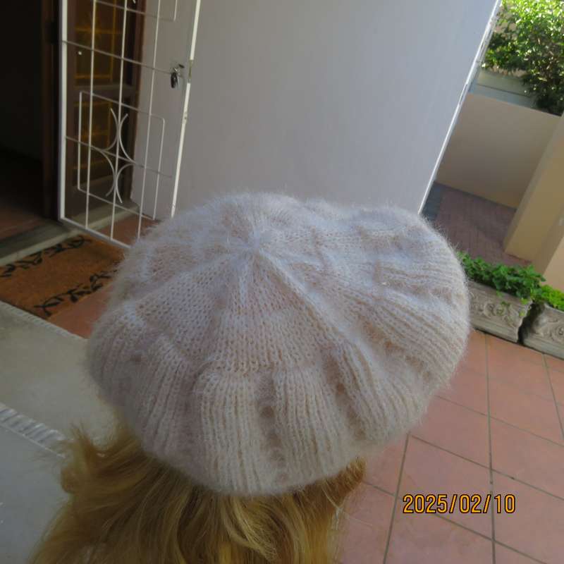 Winter winner. Rich cream acrylic knit beret-cap with mohair look. Stretch.Warm inner.New
