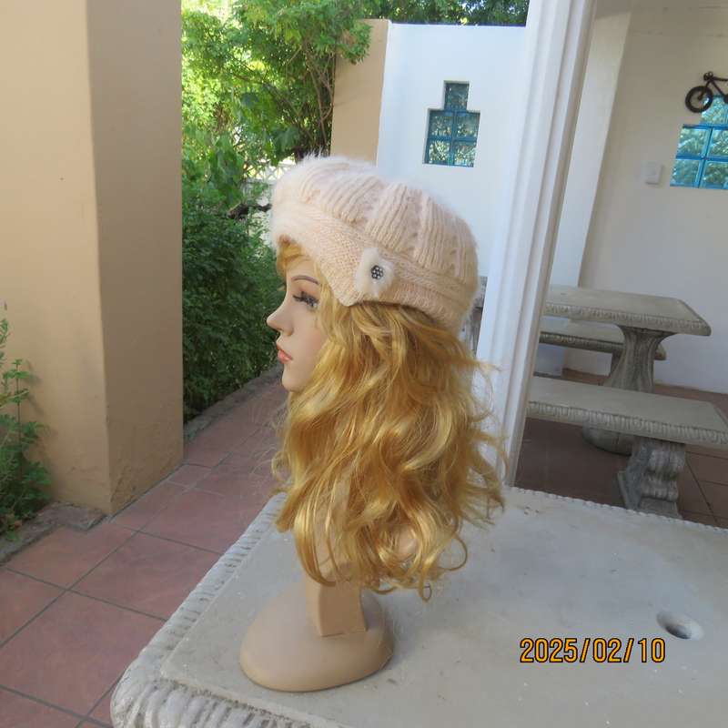 Winter winner. Rich cream acrylic knit beret-cap with mohair look. Stretch.Warm inner.New