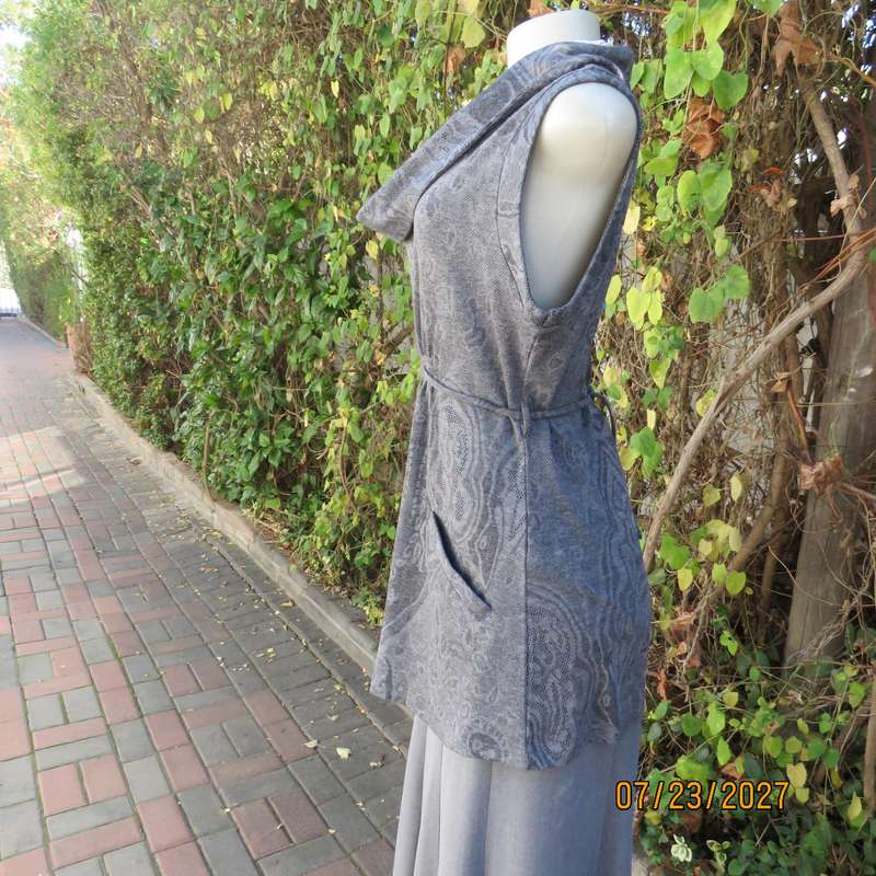 INWEAR woven polyester-viscose stretch long top in grey shades and print. Size 40.