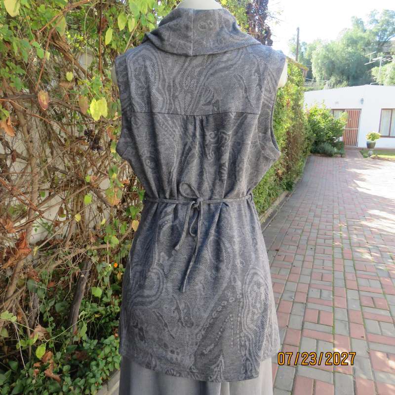 INWEAR woven polyester-viscose stretch long top in grey shades and print. Size 40.