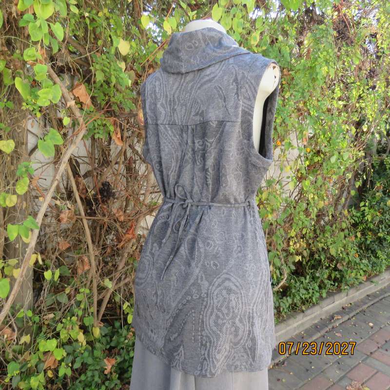 INWEAR woven polyester-viscose stretch long top in grey shades and print. Size 40.