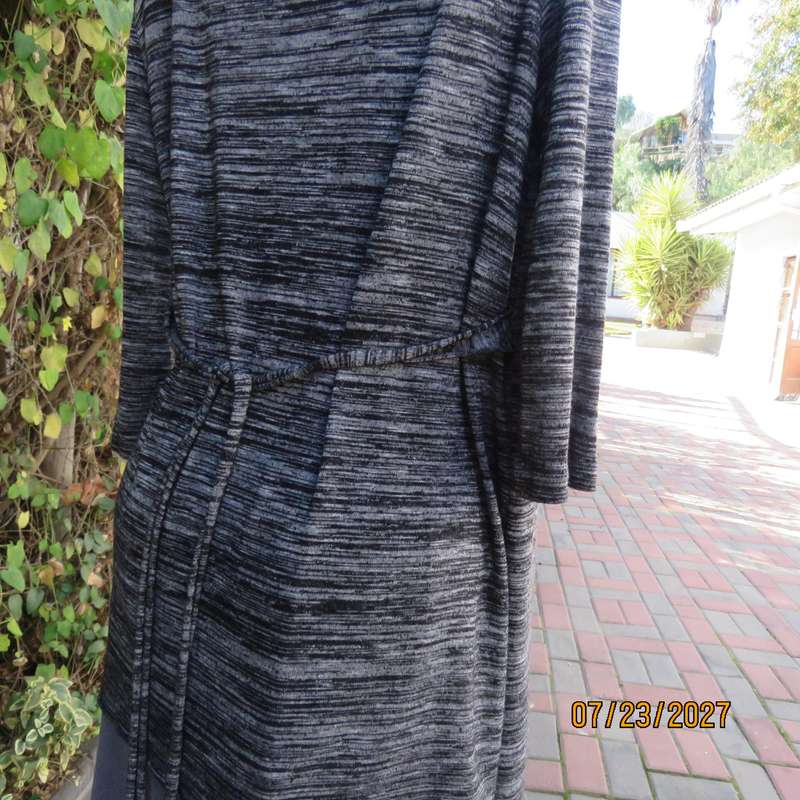 TRUWORTHS black-grey mottled open top with pale grey front inlay-silver-black flowers. Size 44