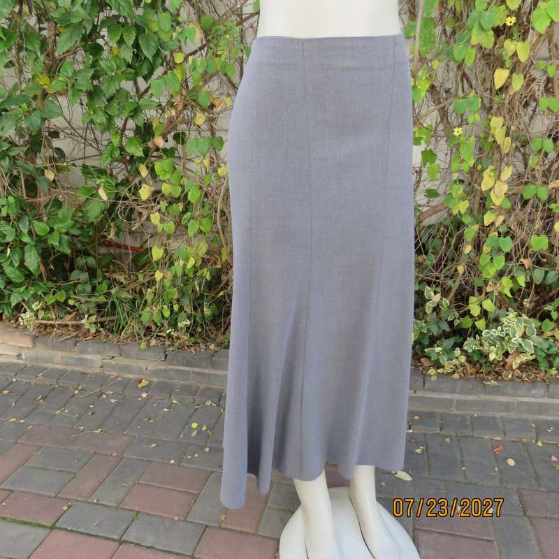 Dove grey stretch polycotton bandless paneled kick-out skirt. Size 46