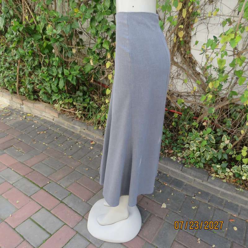 Dove grey stretch polycotton bandless paneled kick-out skirt. Size 46