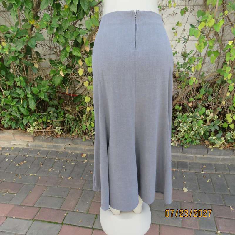 Dove grey stretch polycotton bandless paneled kick-out skirt. Size 46