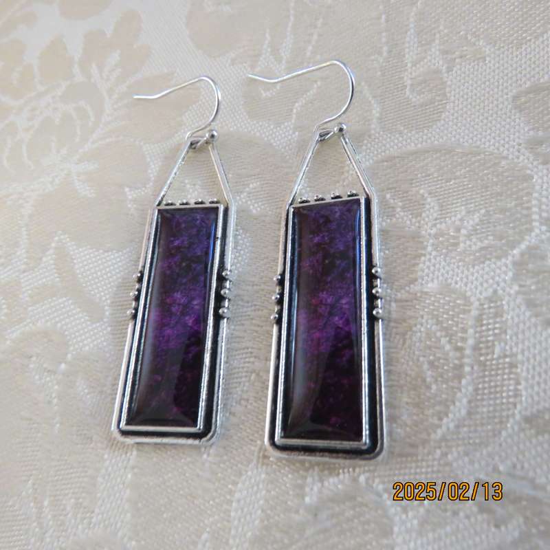 Silvery bohemian style rectangular earrings in marble purple colour. New item.