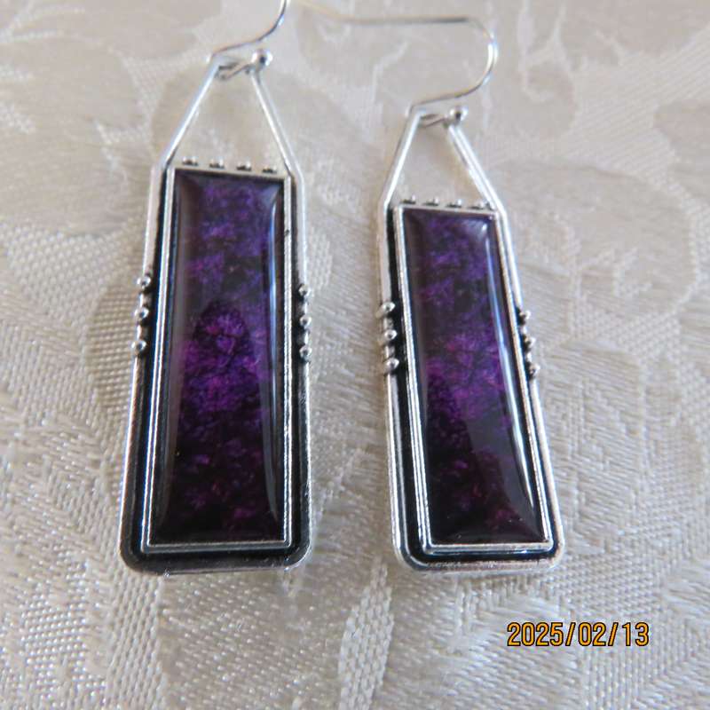 Silvery bohemian style rectangular earrings in marble purple colour. New item.