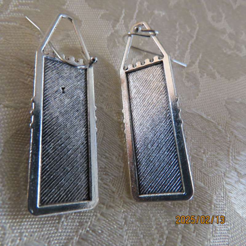 Silvery bohemian style rectangular earrings in marble purple colour. New item.