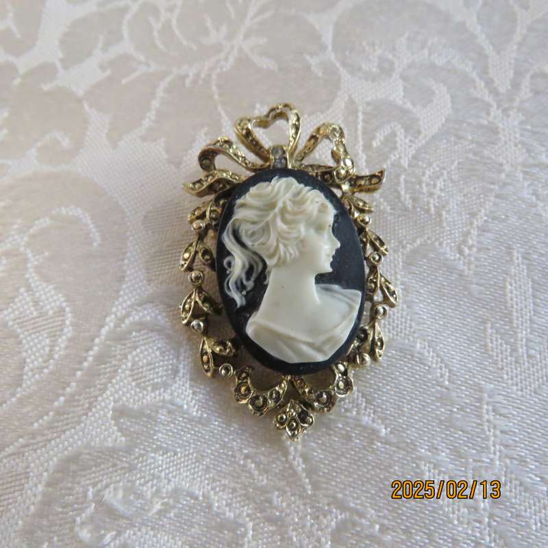 Vintage cameo brooch. Golden with tiny stones. Length 4cm. Very good condition