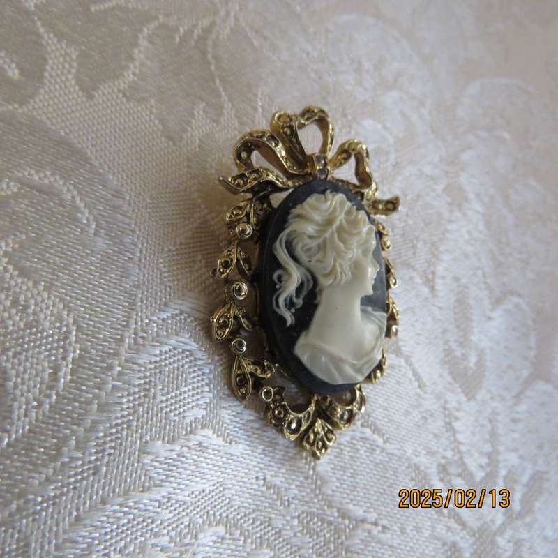 Vintage cameo brooch. Golden with tiny stones. Length 4cm. Very good condition