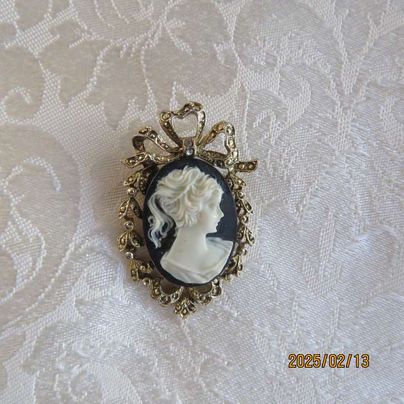 Vintage cameo brooch. Golden with tiny stones. Length 4cm. Very good condition