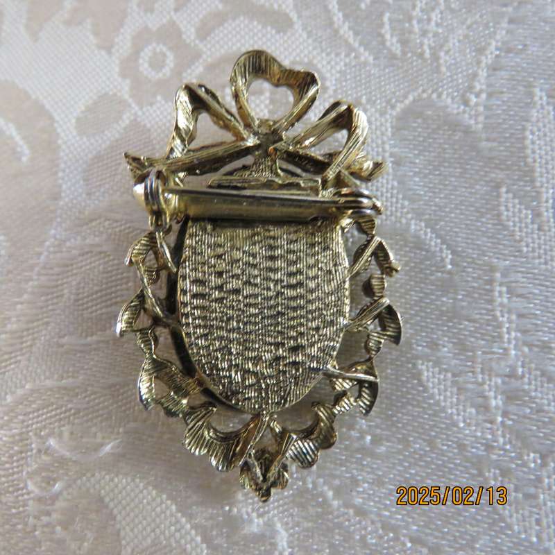 Vintage cameo brooch. Golden with tiny stones. Length 4cm. Very good condition