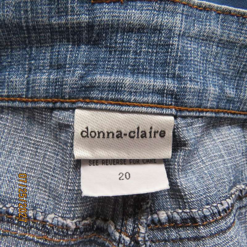 DONNA CLAIRE blue denim polycotton stretch jeans size 44. Pockets back-front.