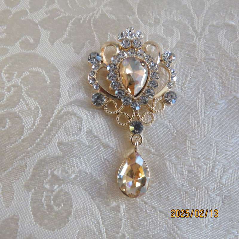 Stunning brooch with faux diamonds and rhinestones. Length 6cm. New item