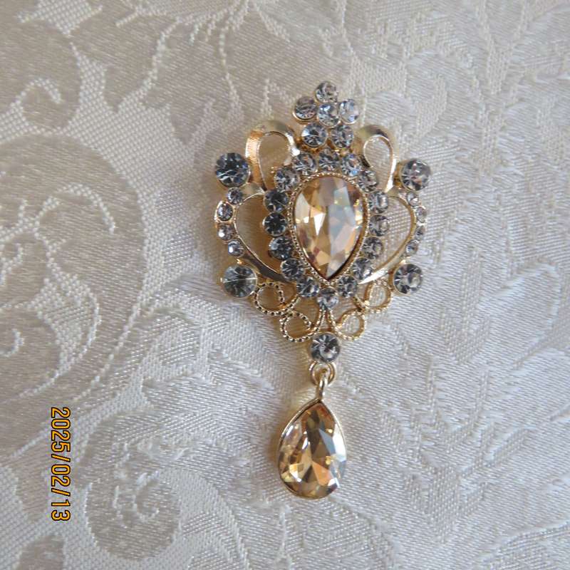 Stunning brooch with faux diamonds and rhinestones. Length 6cm. New item