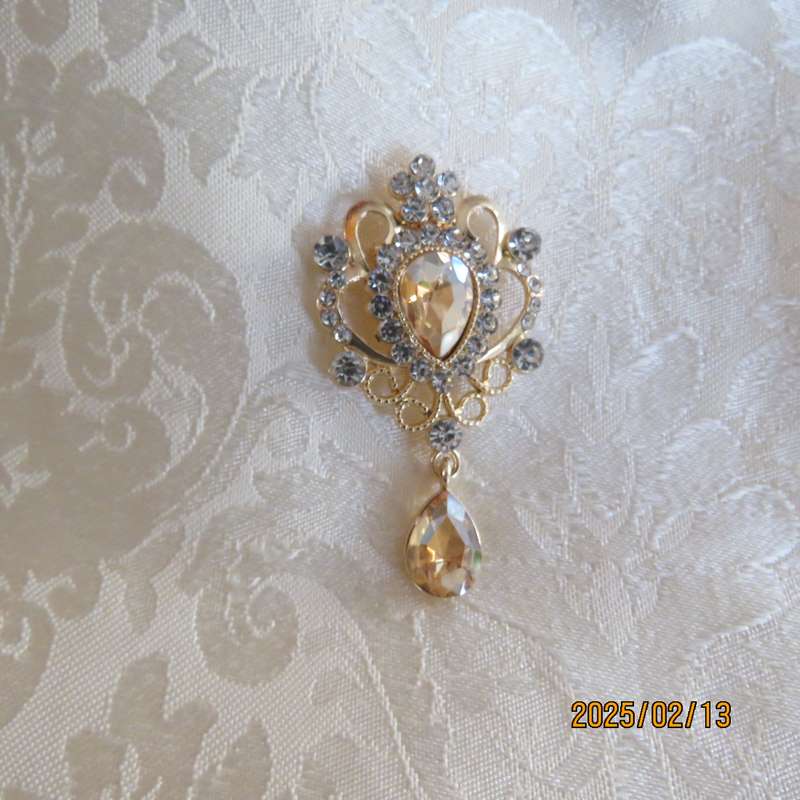 Stunning brooch with faux diamonds and rhinestones. Length 6cm. New item