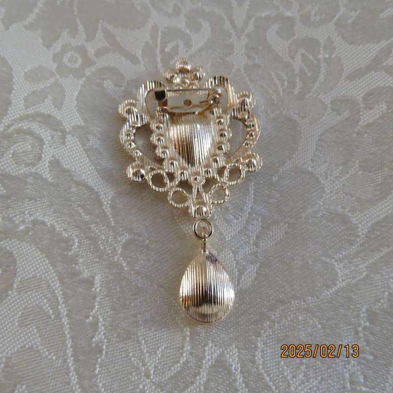 Stunning brooch with faux diamonds and rhinestones. Length 6cm. New item
