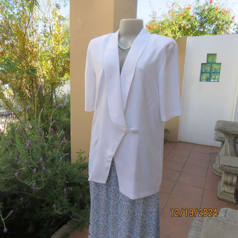 Charming cool white viscose fold over top/jacket closing with 1 button and loop.By GEORGE R size 38