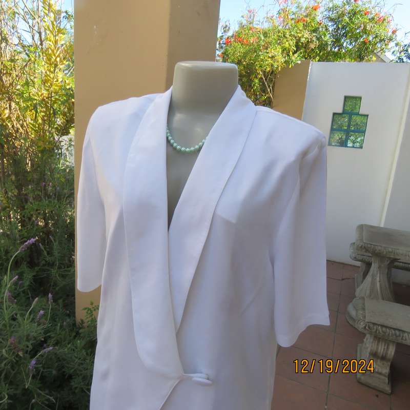 Charming cool white viscose fold over top/jacket closing with 1 button and loop.By GEORGE R size 38