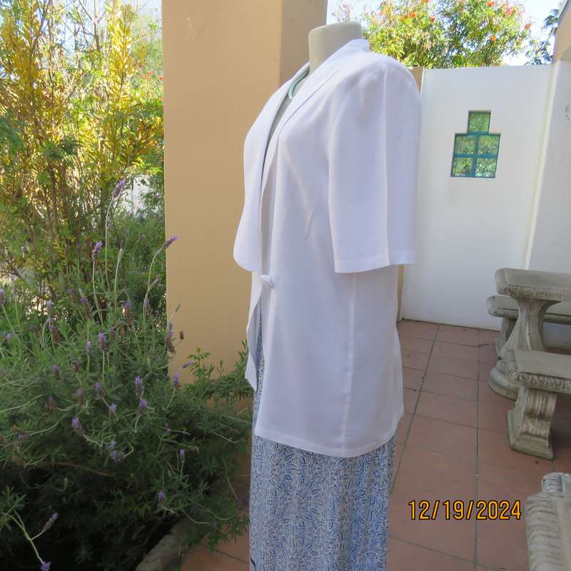 Charming cool white viscose fold over top/jacket closing with 1 button and loop.By GEORGE R size 38