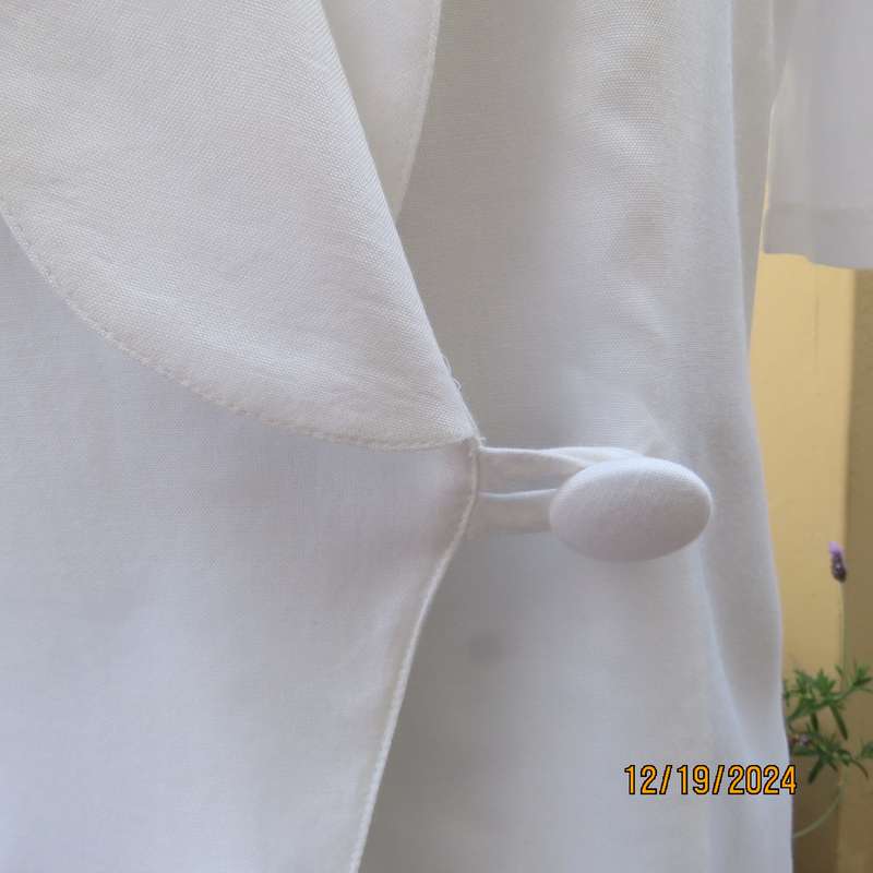 Charming cool white viscose fold over top/jacket closing with 1 button and loop.By GEORGE R size 38