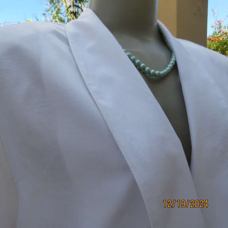 Charming cool white viscose fold over top/jacket closing with 1 button and loop.By GEORGE R size 38