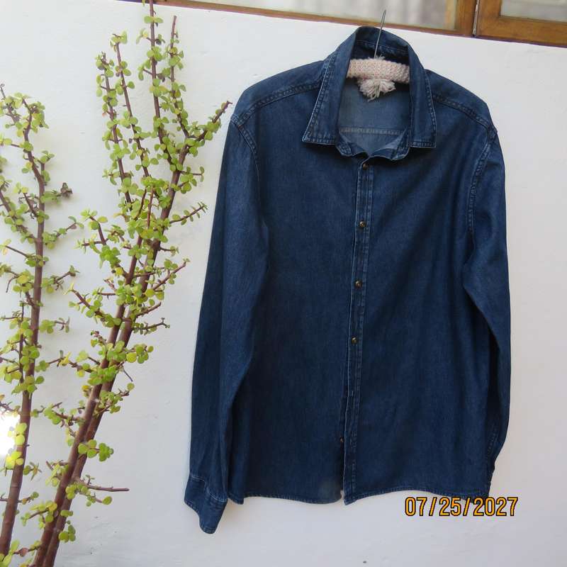 BnD79 blue denim long sleeve jean shirt in 100% cotton. Size Large.