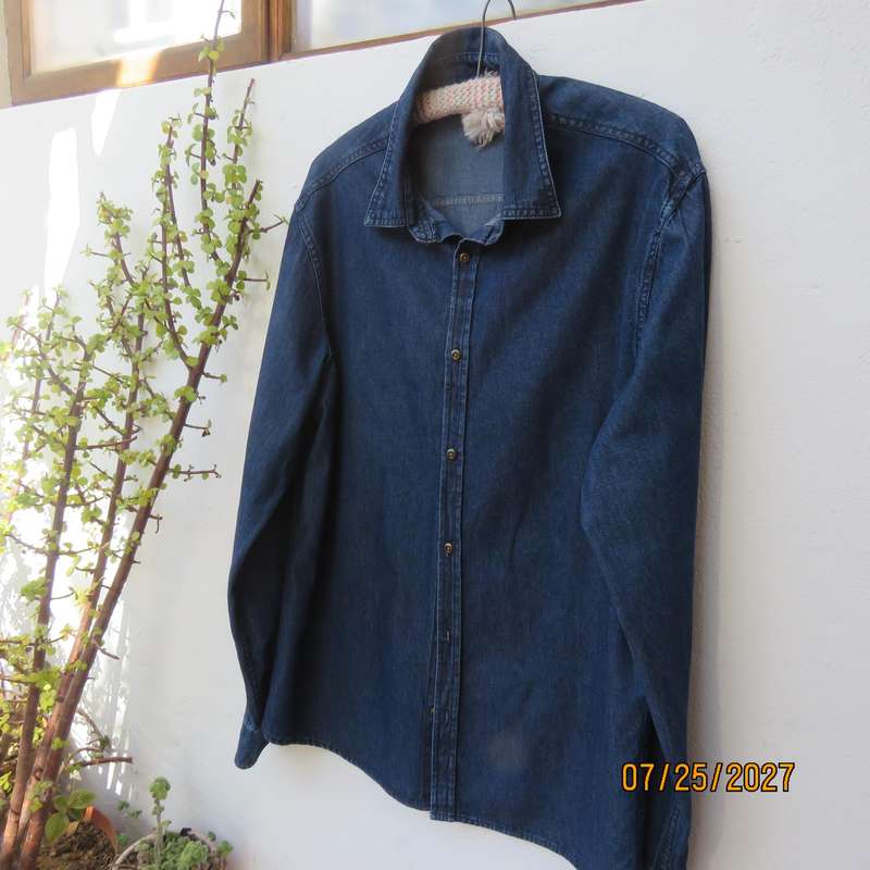 BnD79 blue denim long sleeve jean shirt in 100% cotton. Size Large.