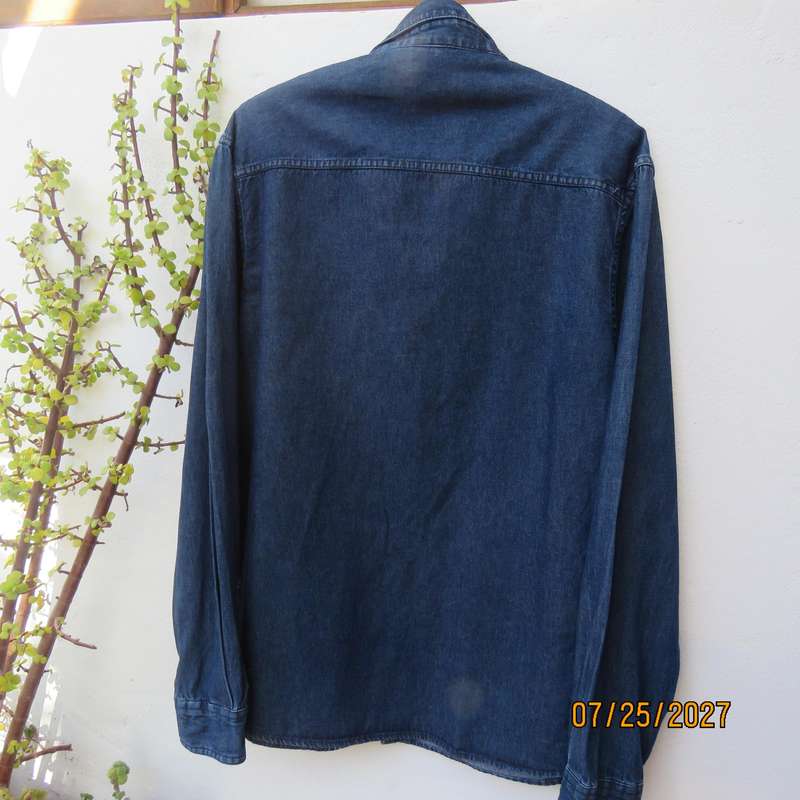 BnD79 blue denim long sleeve jean shirt in 100% cotton. Size Large.