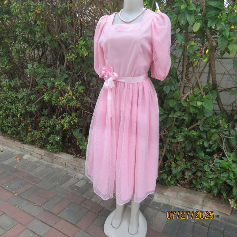 Boutique made rosepink bridesmaid dress with tiny white embossed dots. Size 36. Puffed sleeves.