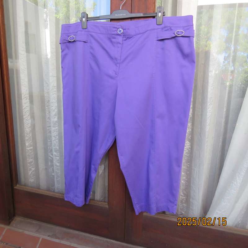 Charming RENE TAYLOR violet colour ankle pants in stretch polycotton size 50. Buckle decoration.