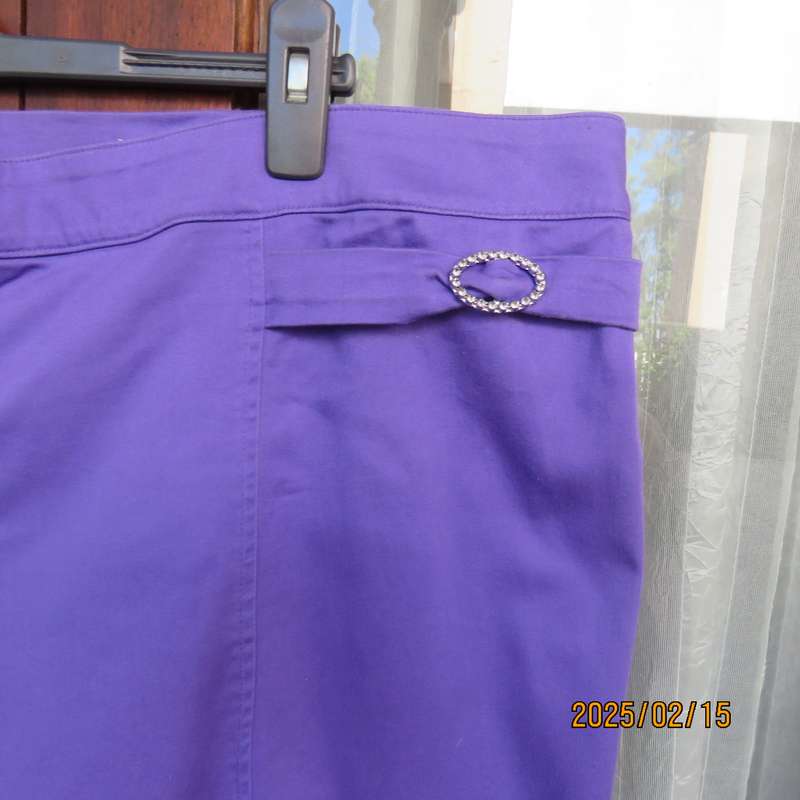 Charming RENE TAYLOR violet colour ankle pants in stretch polycotton size 50. Buckle decoration.