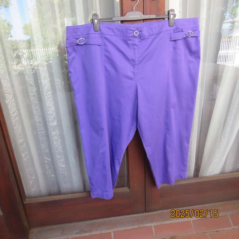 Charming RENE TAYLOR violet colour ankle pants in stretch polycotton size 50. Buckle decoration.