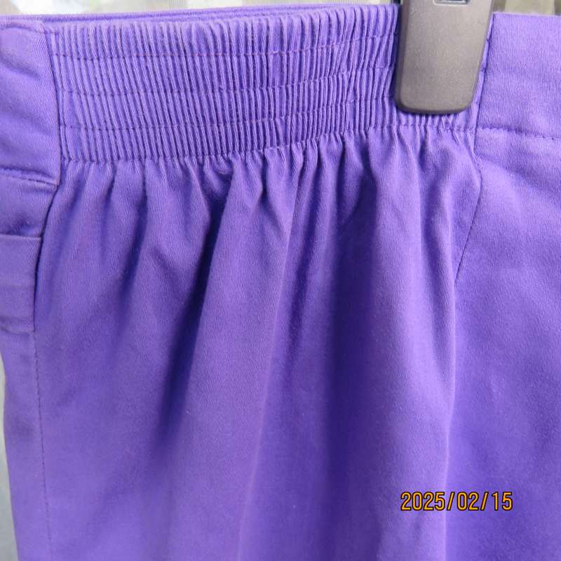 Charming RENE TAYLOR violet colour ankle pants in stretch polycotton size 50. Buckle decoration.