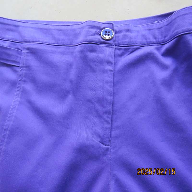 Charming RENE TAYLOR violet colour ankle pants in stretch polycotton size 50. Buckle decoration.